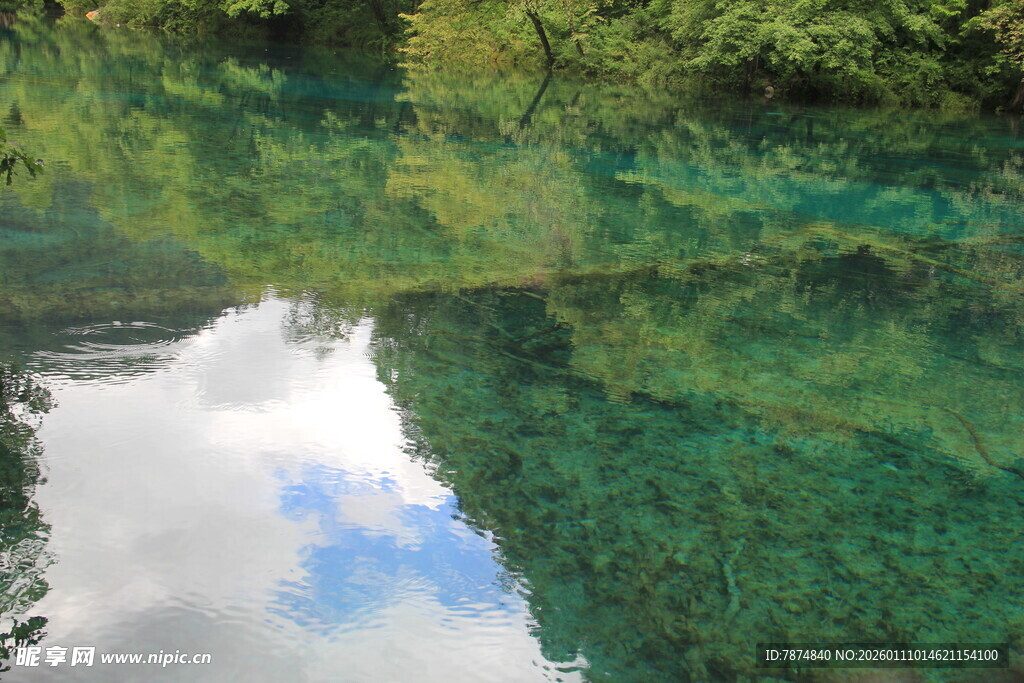 清澈湖水映蓝天白云