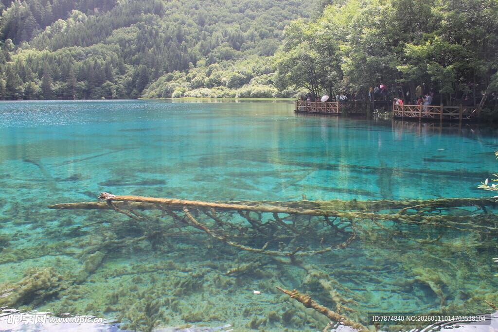 梦幻蓝绿湖水 山林环绕