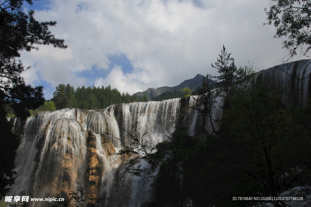 壮观山间瀑布景色
