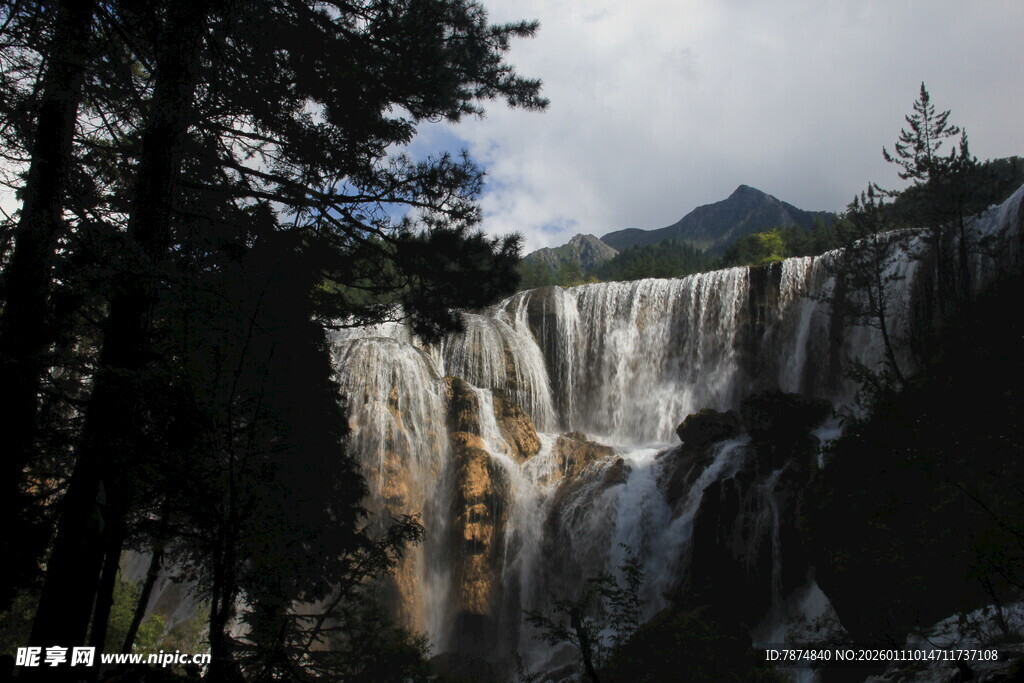 壮观瀑布与周围山林景象