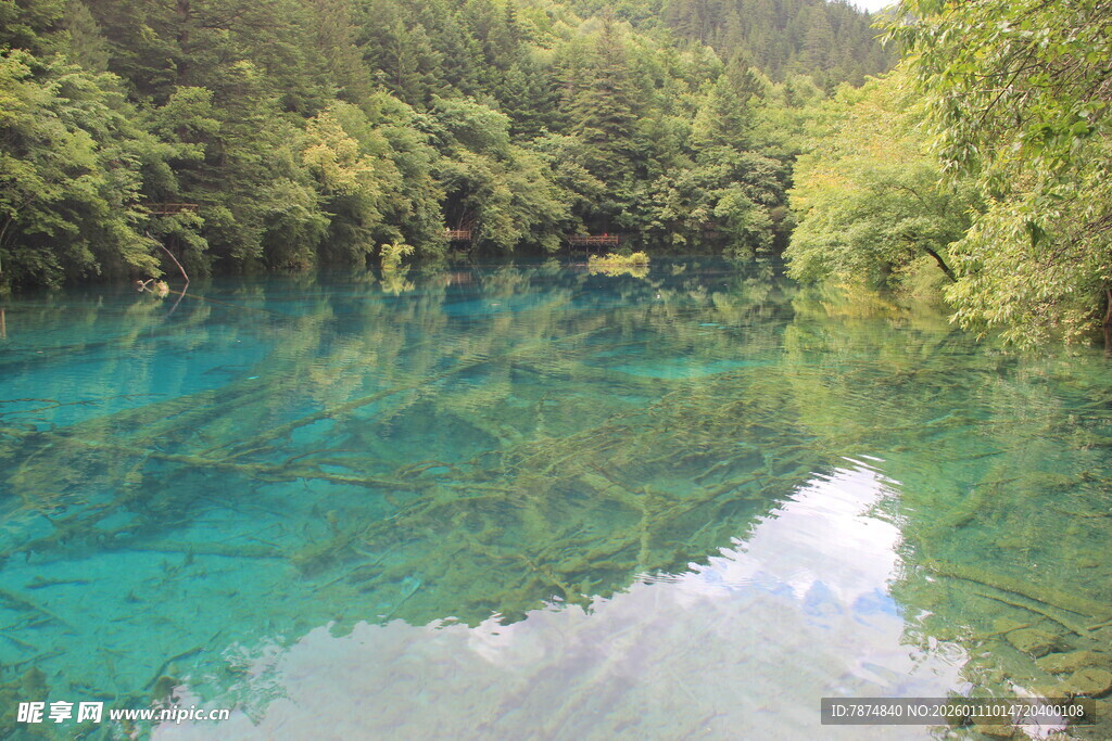 清澈碧绿的山间幽美湖泊