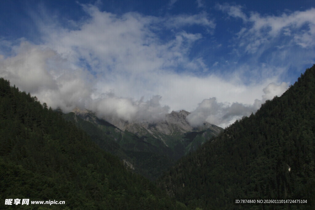 云雾缭绕的山间美景