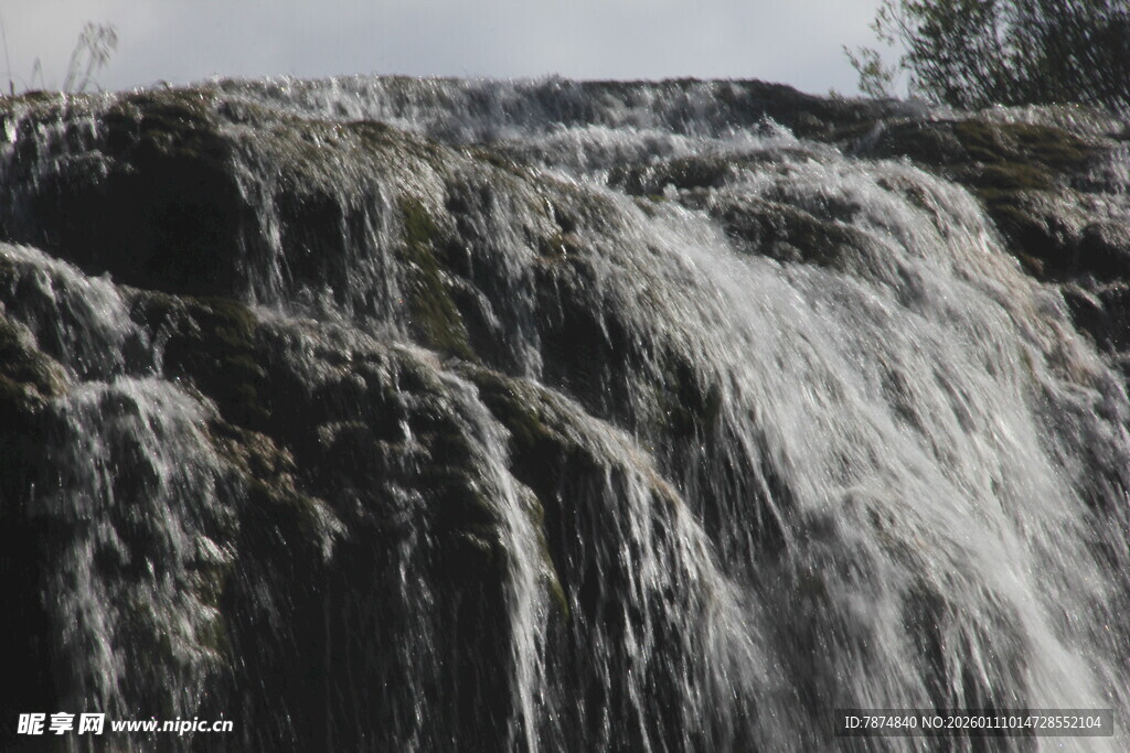 壮观瀑布水流倾泻而下