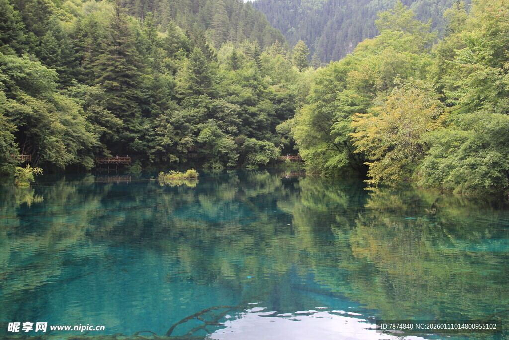 九寨沟的澄澈幽蓝湖水