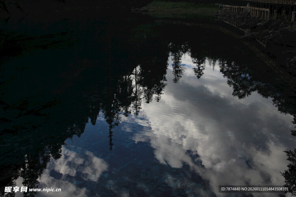 湖面云影倒映自然美景