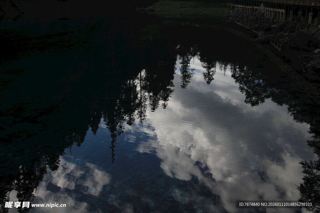 湖面倒映天空云朵美景