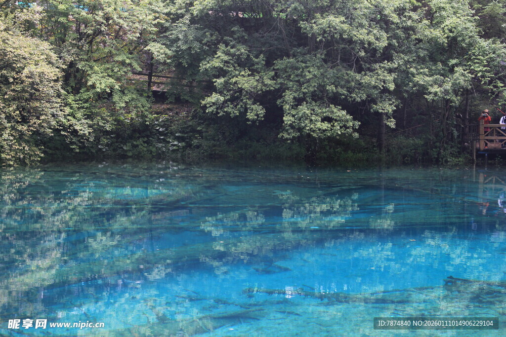 清澈蓝湖 周边绿意环绕