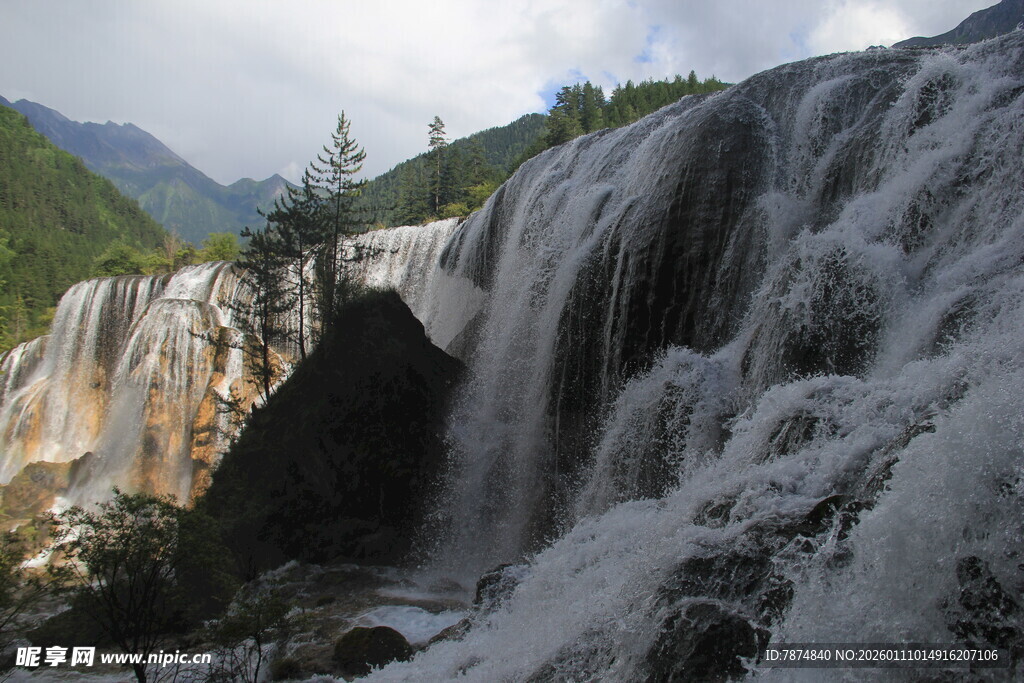 壮观山间瀑布美景