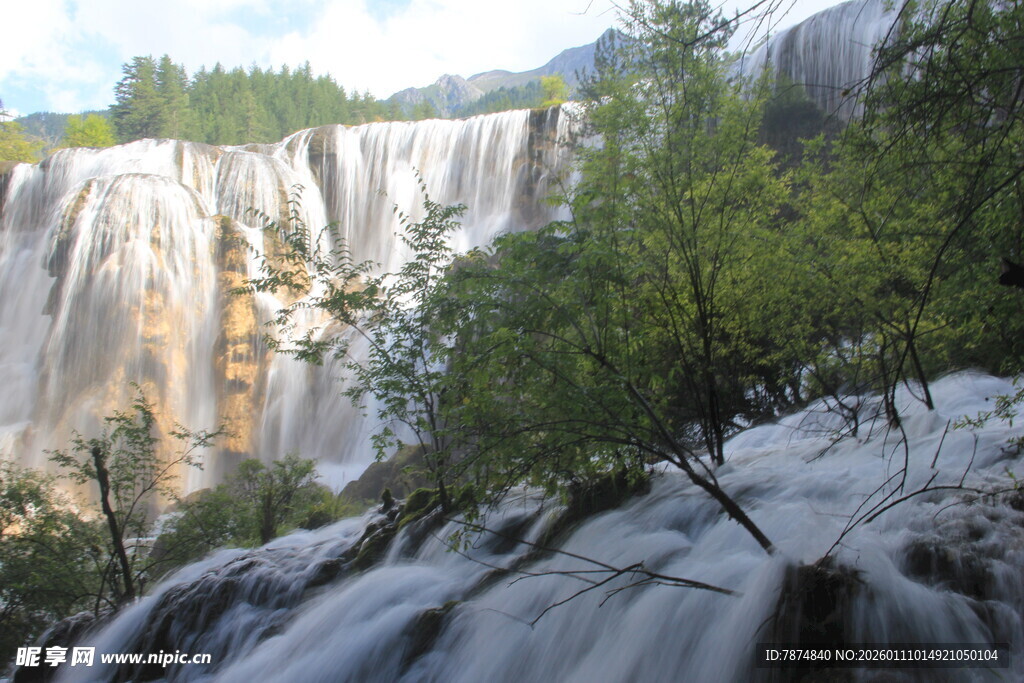 壮观瀑布与葱郁山林