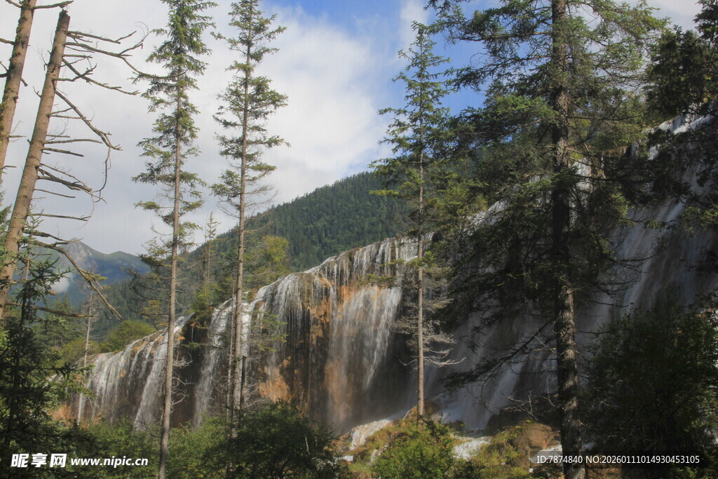 山间壮丽瀑布景观