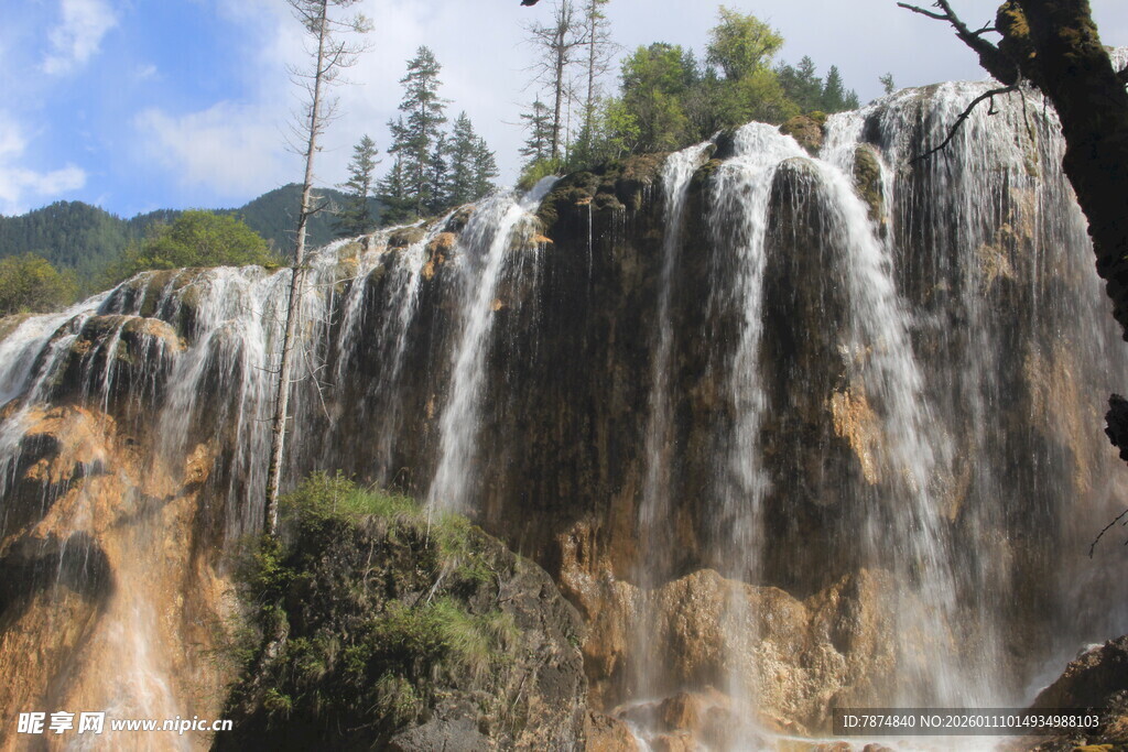 壮观瀑布展现自然之美
