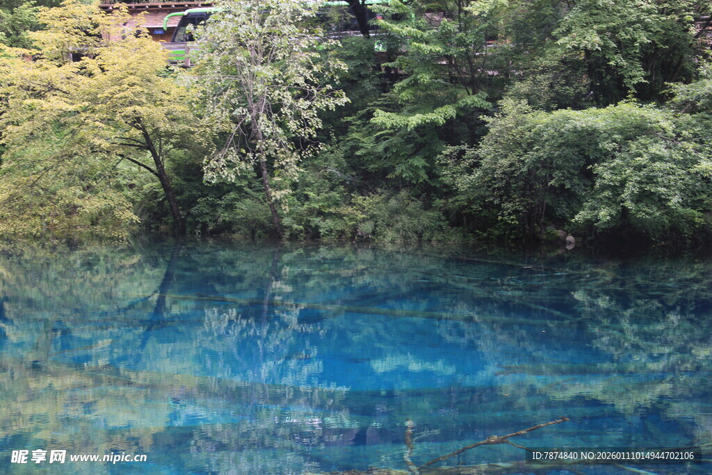 梦幻蓝湖 山林环绕之景