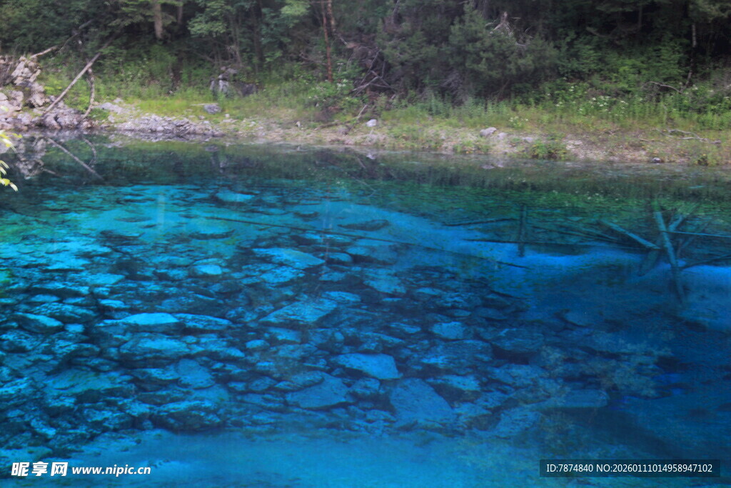 清澈蓝潭 自然之美