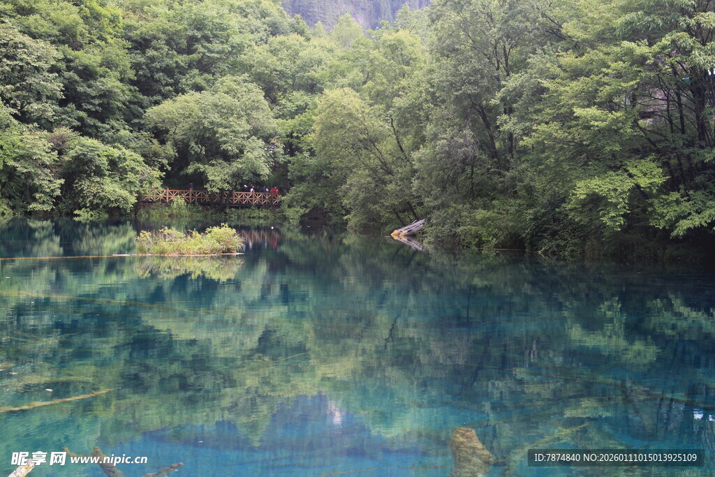 梦幻蓝湖 山林环绕之景