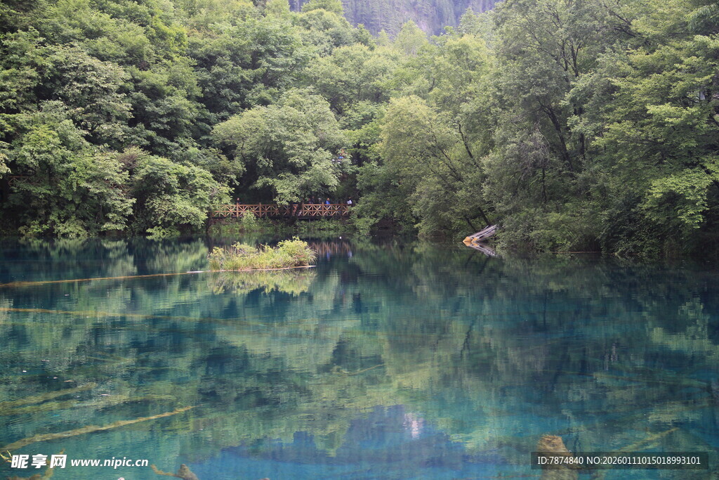 梦幻蓝湖 山林中的静谧美景
