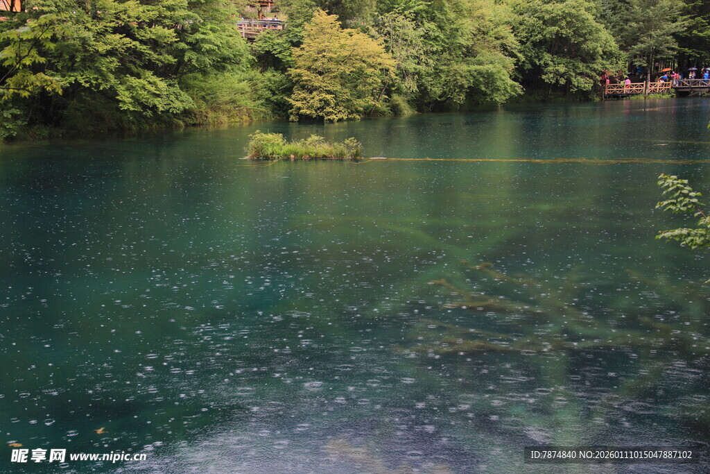 清澈碧绿的宁静湖水