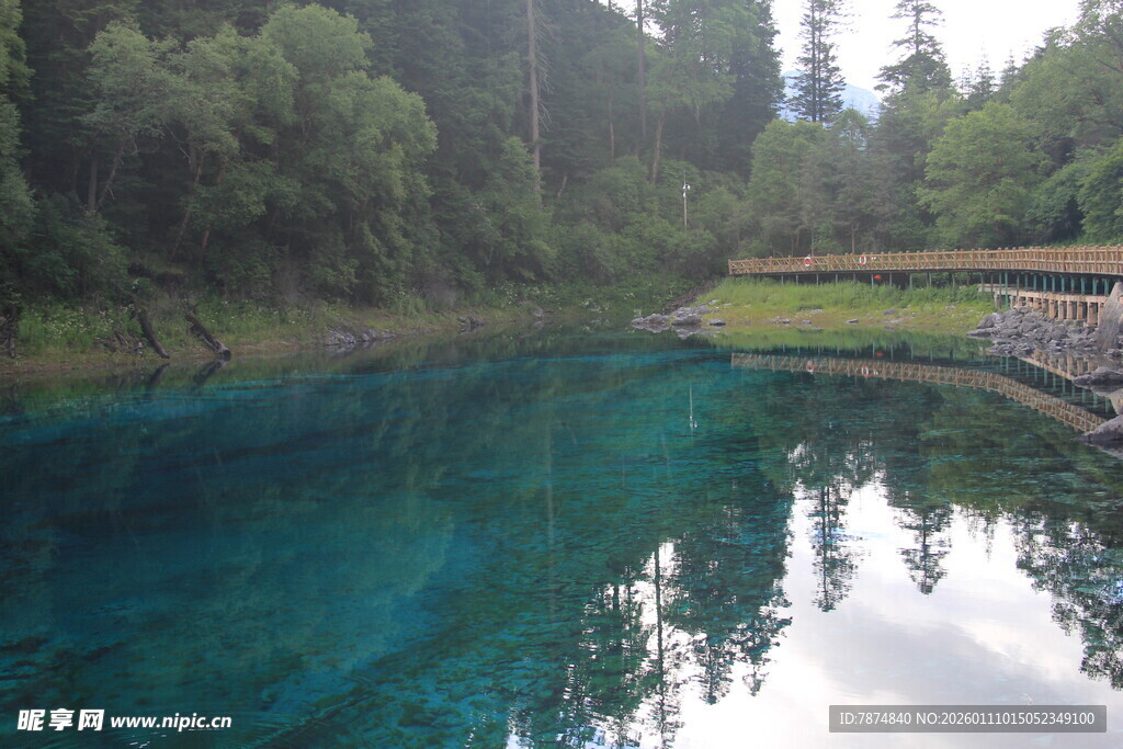 幽美清澈的山间碧绿湖水