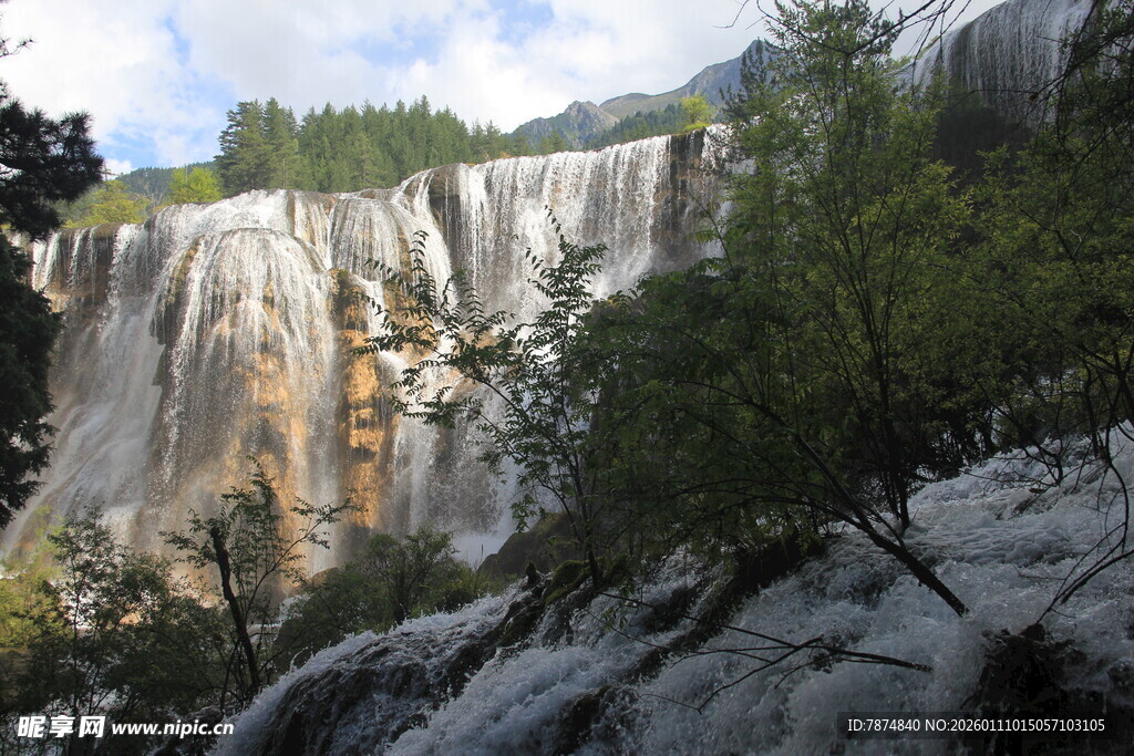 壮观山间瀑布景观
