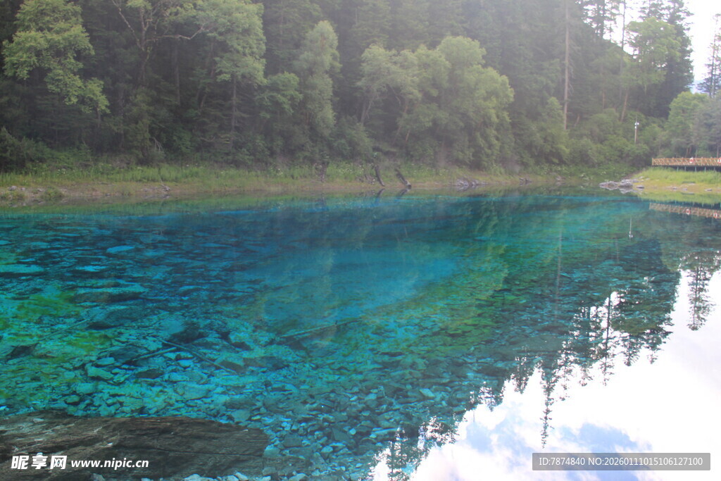 梦幻蓝湖 森林环绕之景