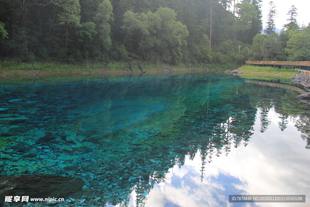清澈蓝湖映山林美景