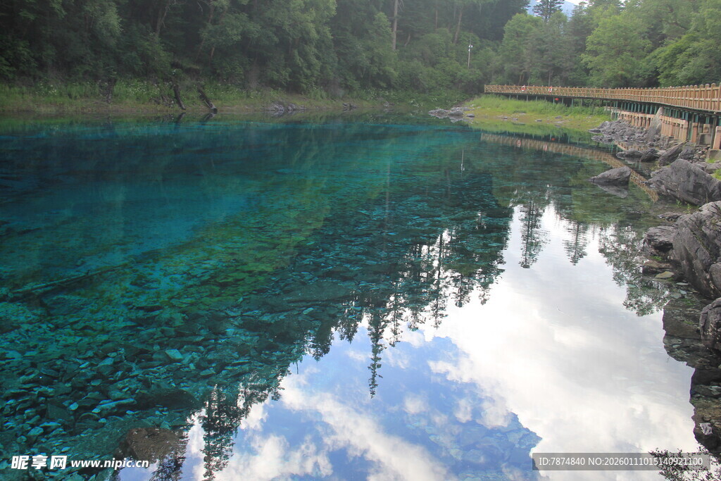 清澈蓝湖映山林美景