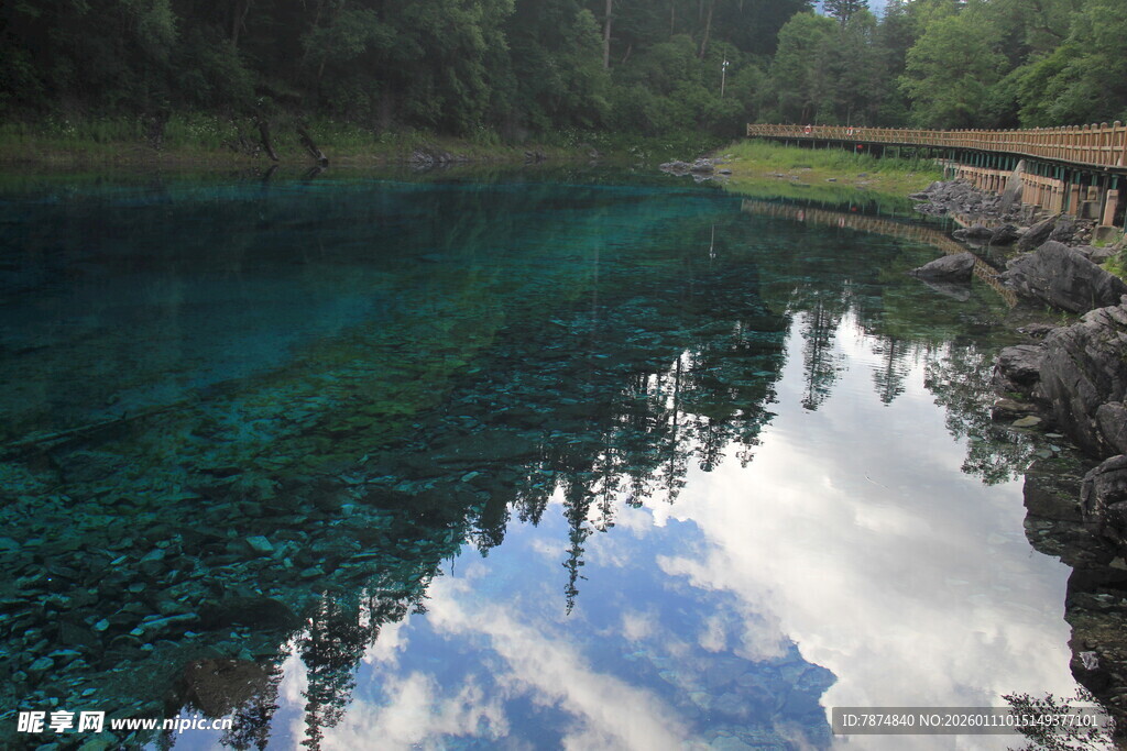 清澈蓝湖 山林倒影如画
