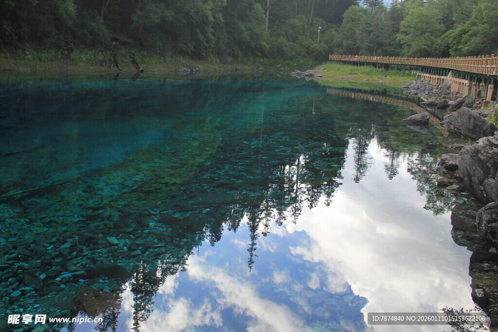 梦幻蓝湖 澄澈如镜之景