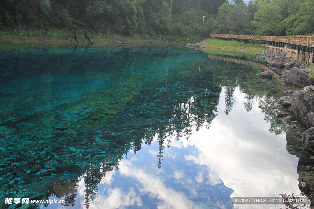 清澈蓝湖倒映蓝天白云