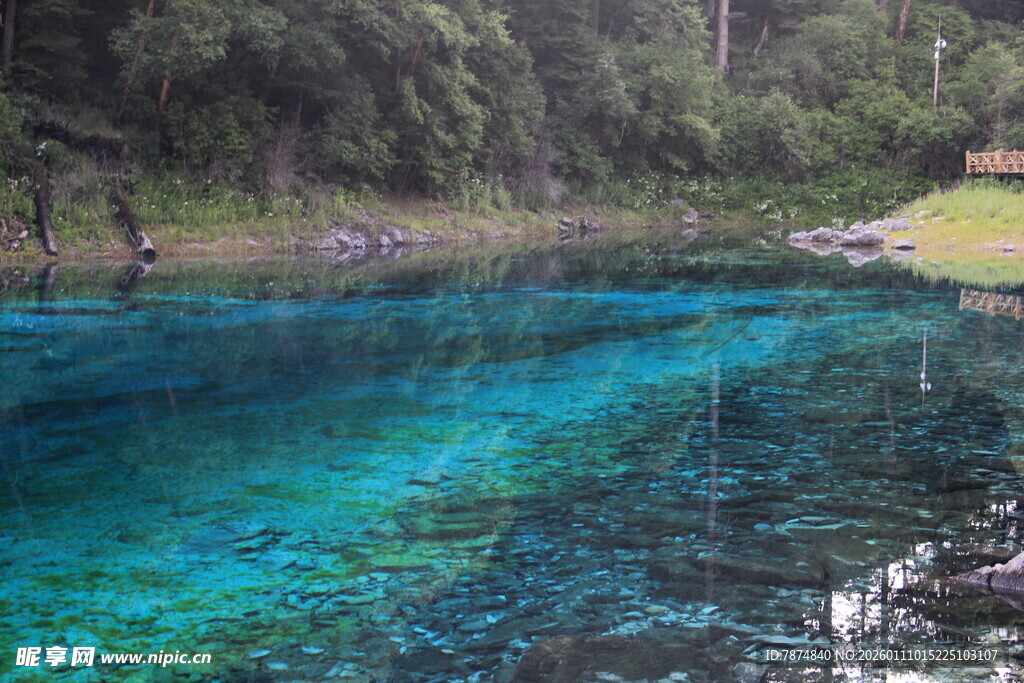 清澈蓝绿湖水自然美景