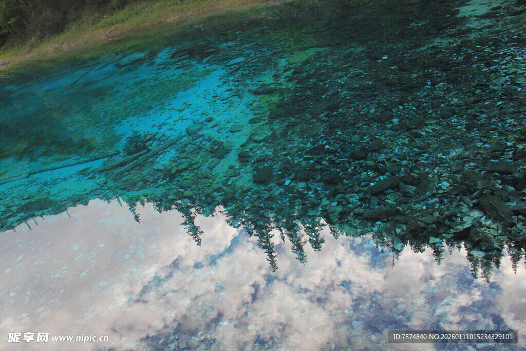 清澈湖水倒映蓝天白云