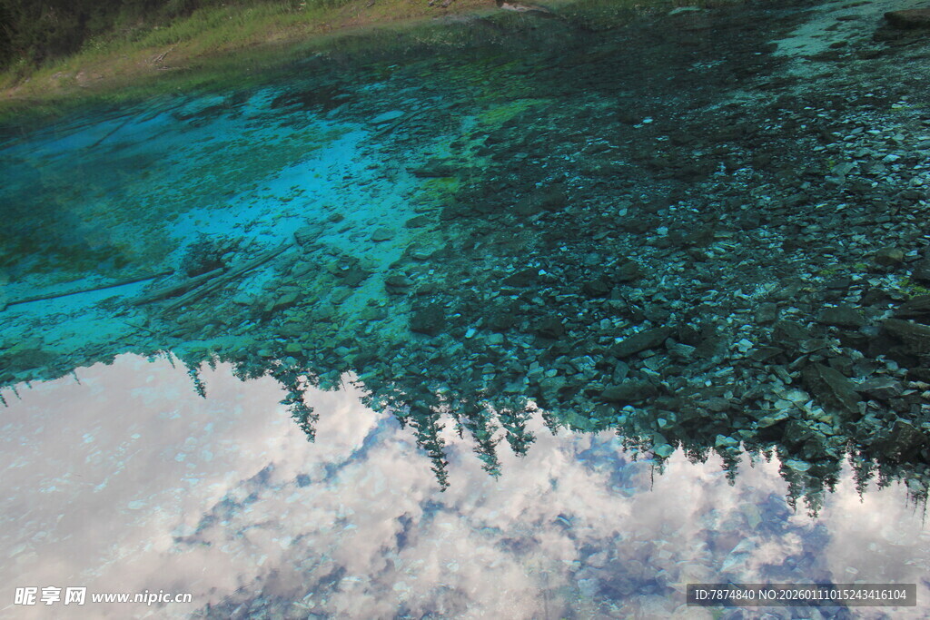 清澈湖水倒映蓝天白云