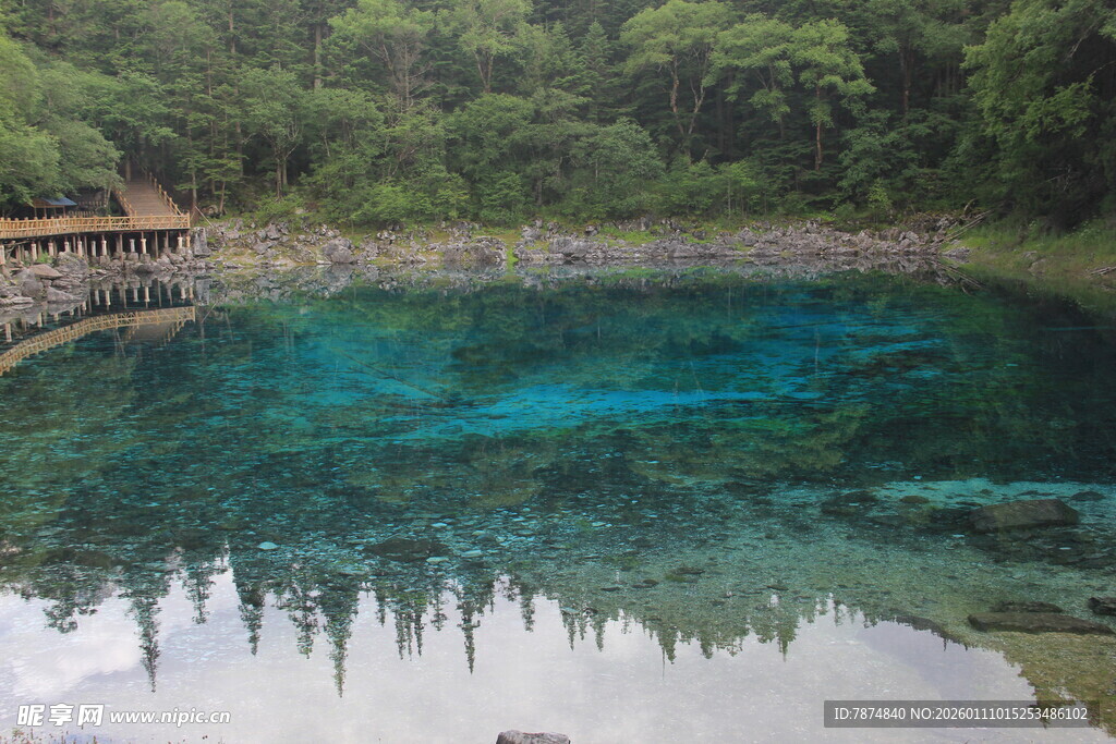 清澈幽蓝的山间静谧湖泊