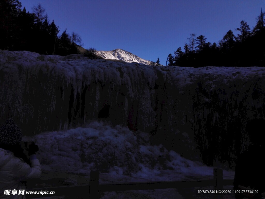 冬日冰瀑与山林景观