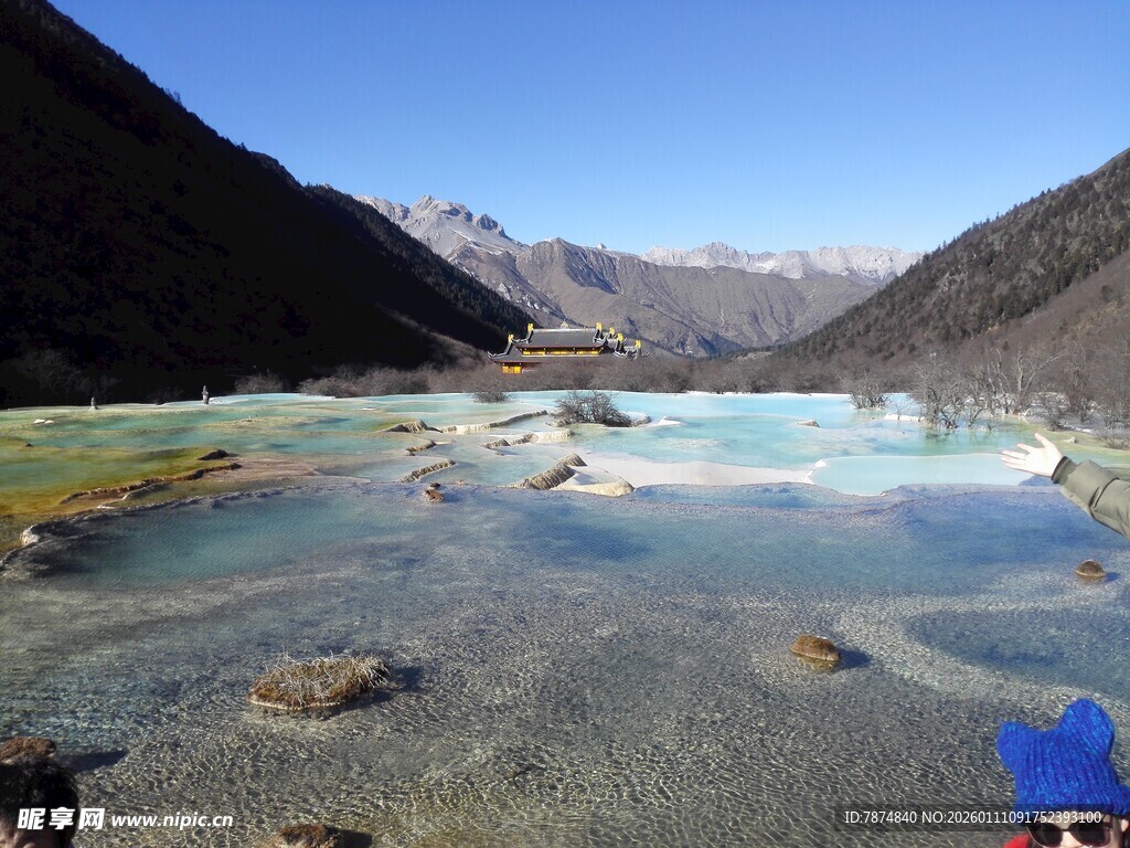 五彩斑斓的山间清澈水域
