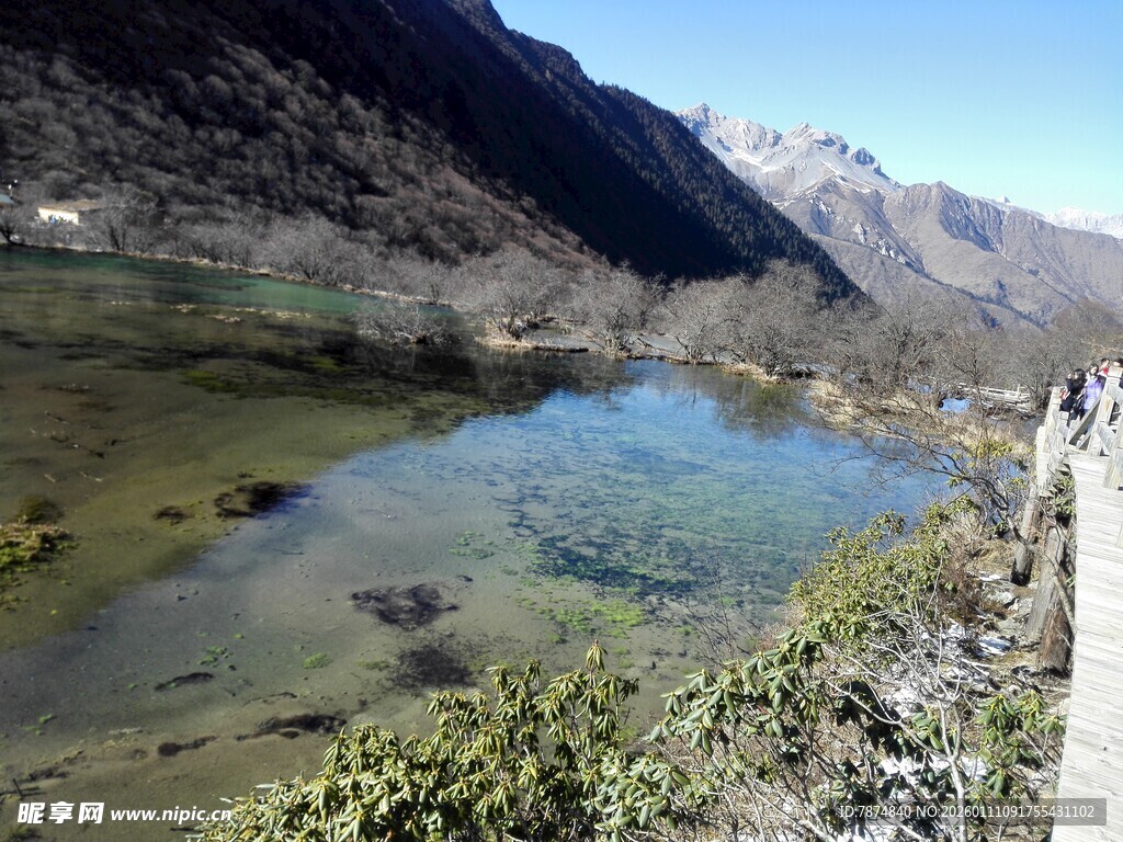 山间清澈小湖景色