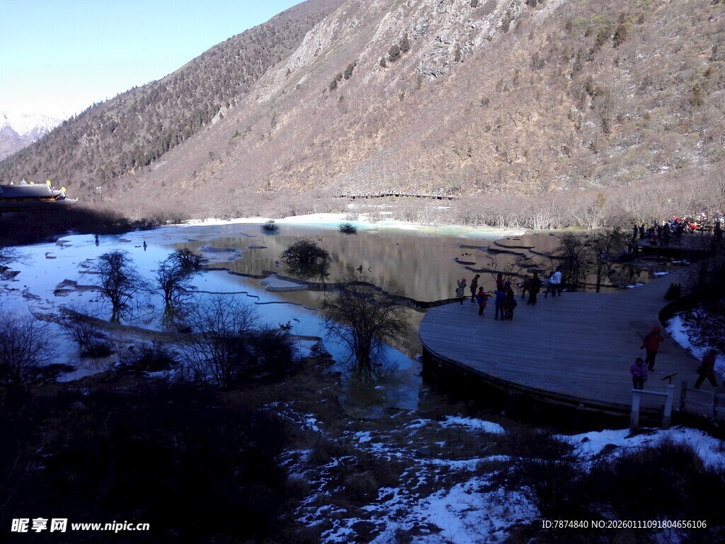 冬日山间雪景风光