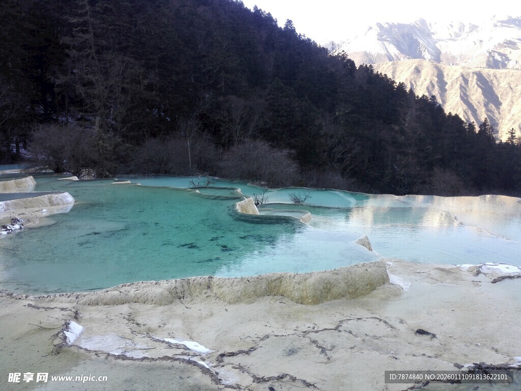 梦幻蓝绿色山间温泉池