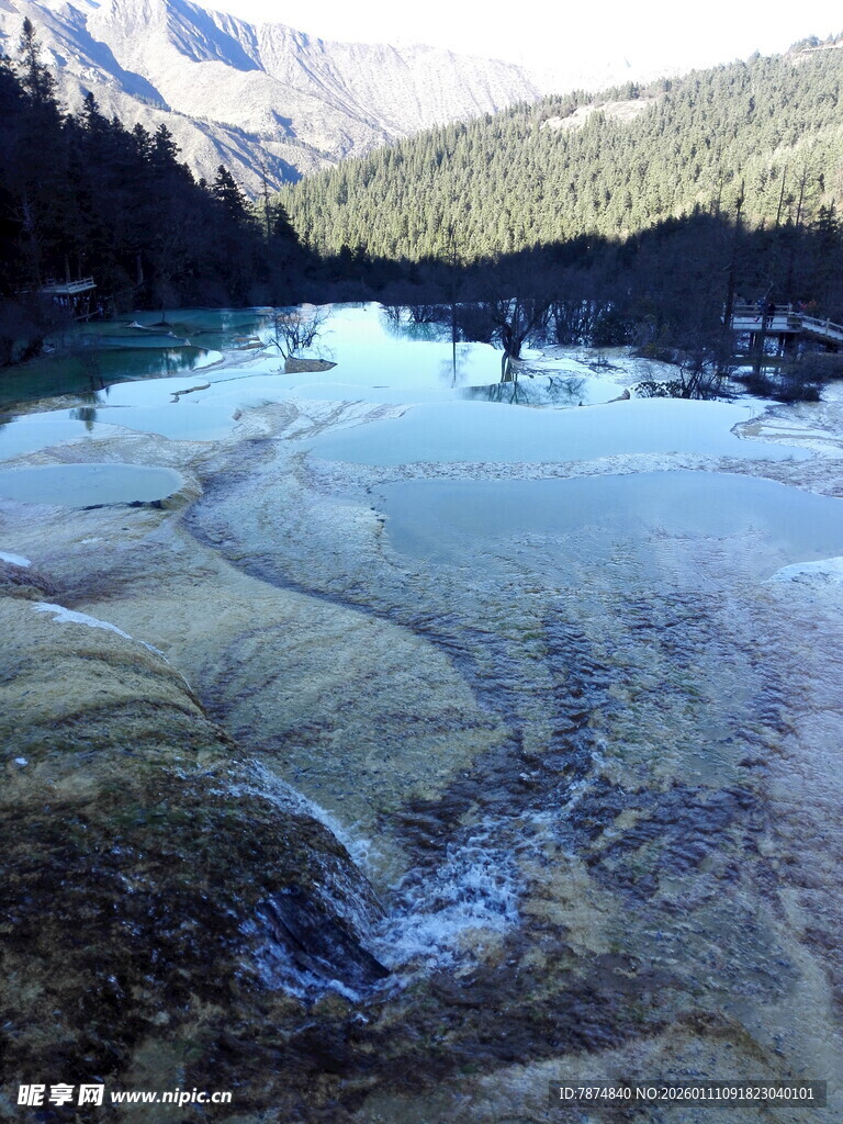 山间清澈湖泊美景