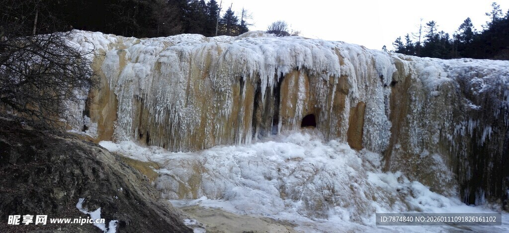 壮观冬日瀑布景观