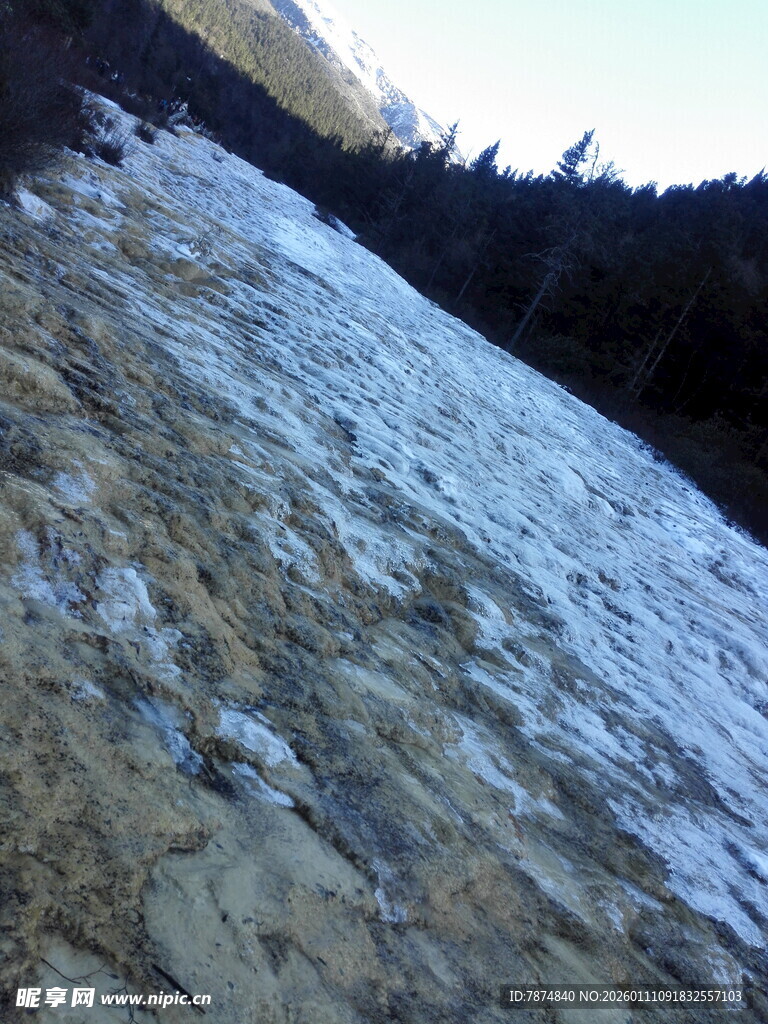 山坡上的积雪与岩石