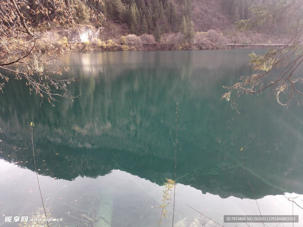 宁静碧绿湖水映山景