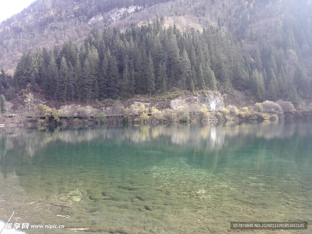 山间清澈湖水风景图