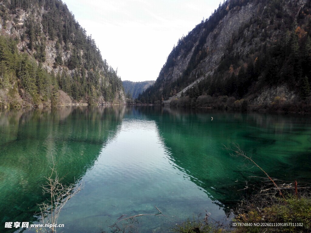 碧绿山谷中的静谧湖水