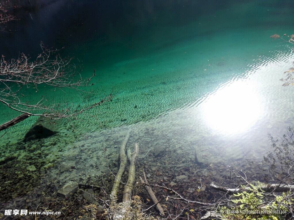 水下奇幻景象 光影交错