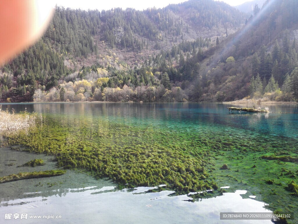 梦幻清澈的山间湖泊美景