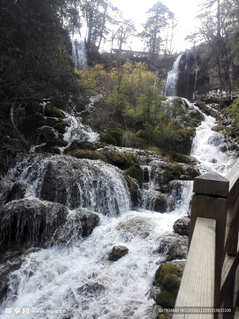 山间瀑布旁的木质观景步道