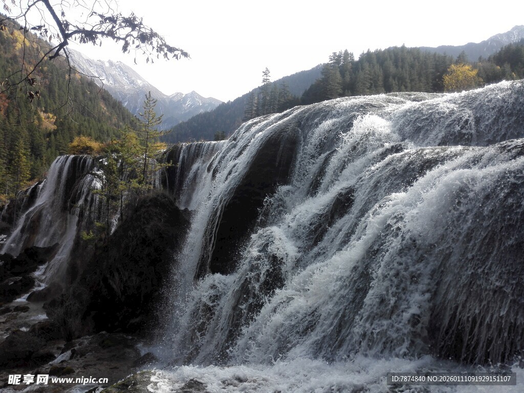 山间壮丽瀑布景观