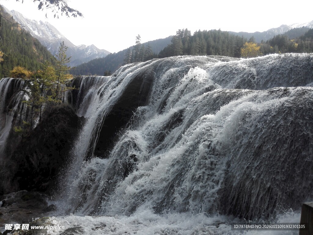 山间壮丽瀑布景观