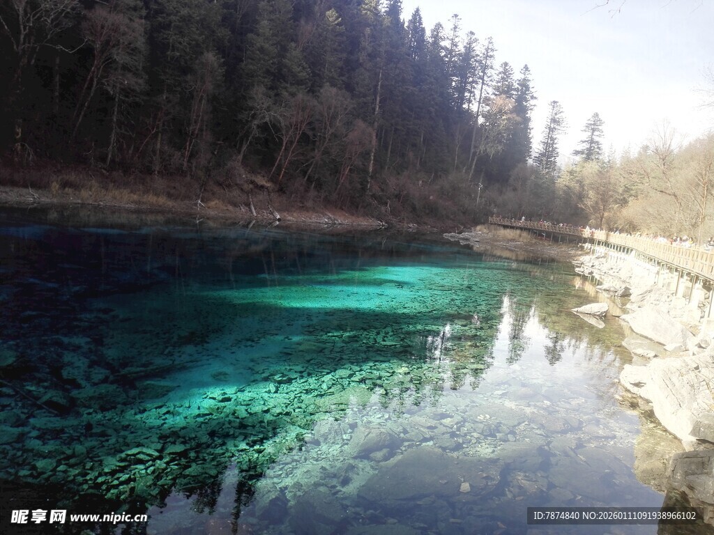 清澈幽蓝的山间静谧湖水