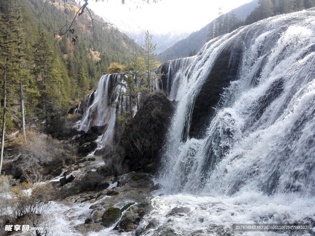 山间壮丽瀑布景观